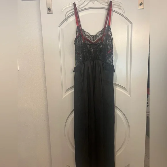 Vintage Black lace and satin nightgown with Red ribbon Details. So vampy! - Picture 6 of 10